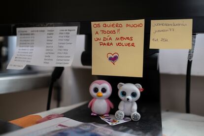 Una nota de Post-it que Juana escribió el 13 de marzo al resto de la familia cuando José Carlos despertó del coma inducido.