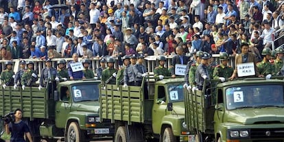 Varios camiones transportan prisioneros condenados a muerte en China.