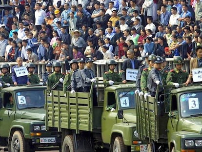 Varios camiones transportan prisioneros condenados a muerte en China.