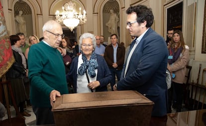 Miguel y Concepción López contemplan los restos de su familiar Alfonso López Quera, asesinado en agosto de 1936 por los golpistas en Cádiz, junto al alcalde de Cádiz, José María González 'Kichi'.