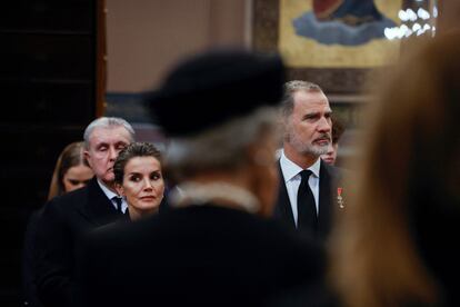Los reyes de España, Letizia y Felipe, durante el funeral. 