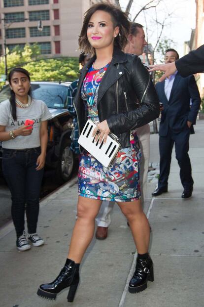 Nos ha llamado la atención el clutch con forma de teclado con el que Demi Lovato complementó este look para pasear por Nueva York.