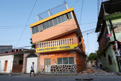 Un hombre camina junto a un edificio dañado por el terremoto en Juchitán.