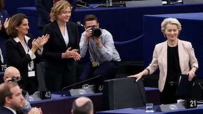 Desde la izquierda, las vicepresidentas de la Comisión Europea, Teresa Ribera y Henna Virkunen, aplauden a la presidenta, Ursula von der Leyen, en un discurso en el Parlamento Europeo.