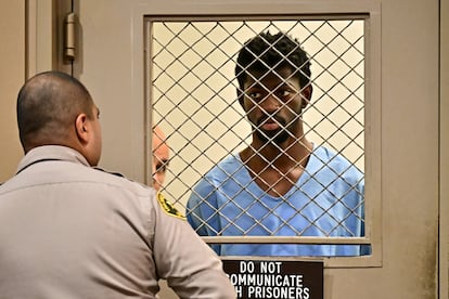 El rapero estadounidense Lil Nas X observa a un guardia de seguridad durante su comparecencia ante el Tribunal Superior de Los Ángeles el 25 de agosto de 2025. 