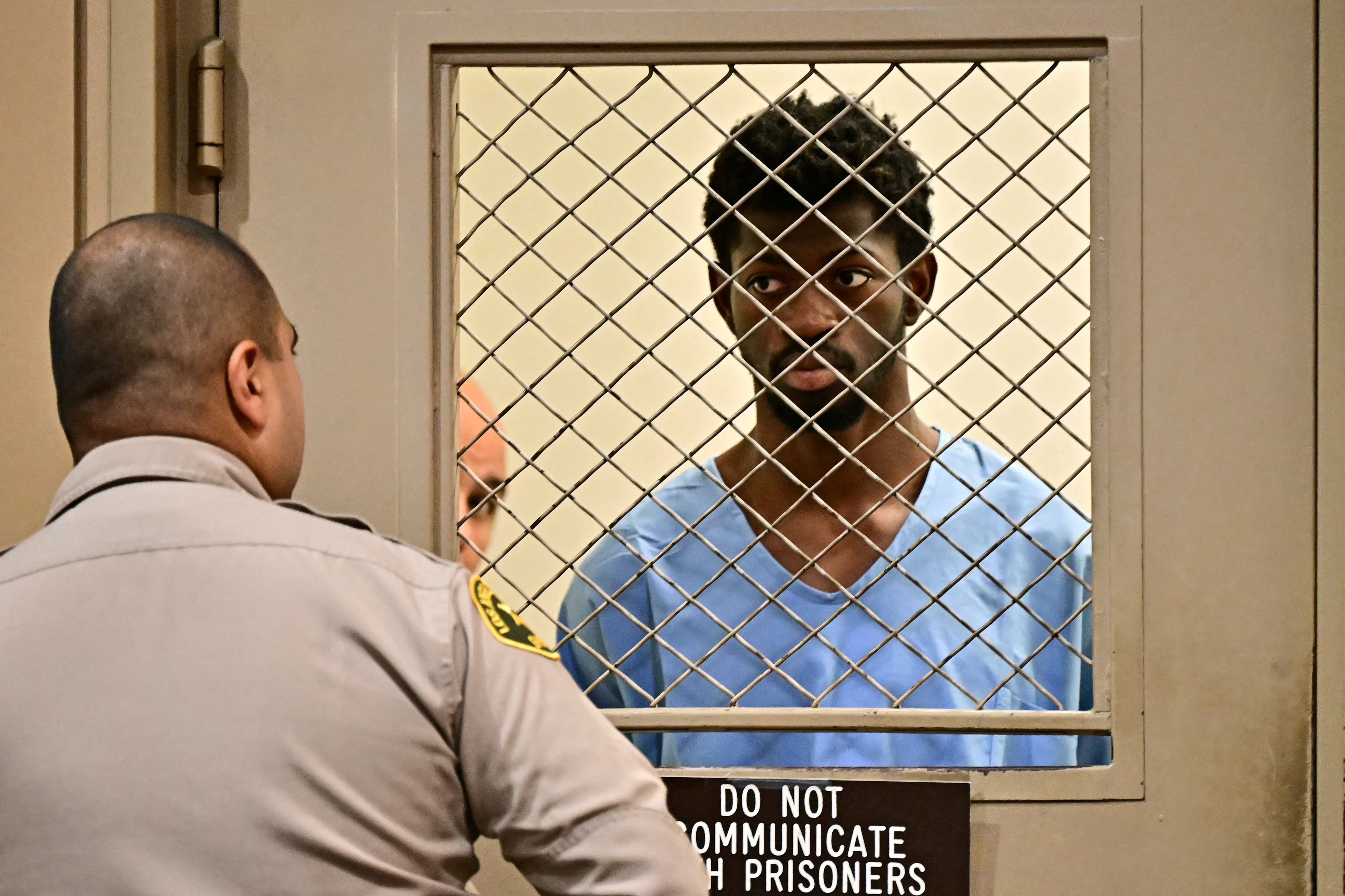 Lil Nas X, acusado de cuatro delitos graves tras enfrentarse a la Policía en Los Ángeles 2 El rapero estadounidense Lil Nas X observa a un guardia de seguridad durante su comparecencia ante el Tribunal Superior de Los Ángeles el 25 de agosto de 2025.