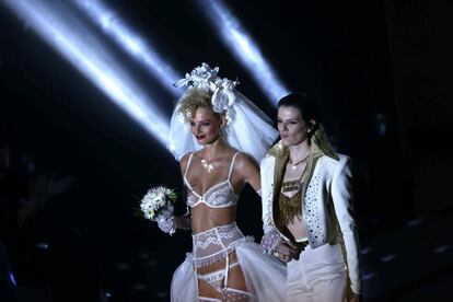 Bimba Bosé, caracterizada de Elvis, durante el desfile de lencería femenina de la marca del diseñador barcelonés Andrés Sardá.