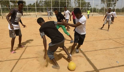 Migrantes africanos juegan al fútbol en Trípoli (Libia) el 22 de julio de 2018.