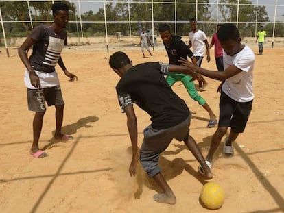 Migrantes africanos juegan al fútbol en Trípoli (Libia) el 22 de julio de 2018.