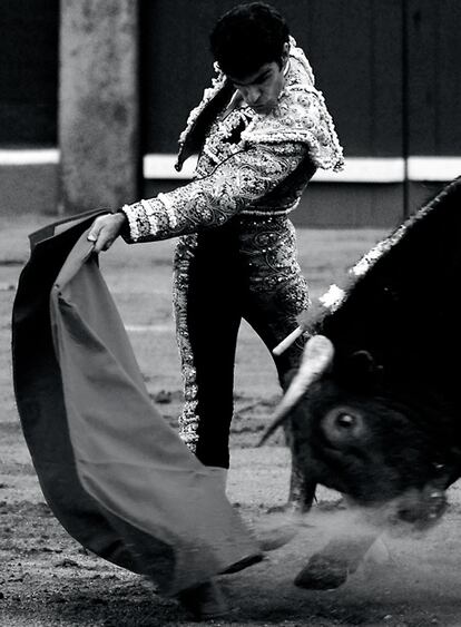 Como torero es el más público del escalafón. Busca el triunfo y la pureza con auténtica desesperación (Fotografía incluida en "Serenata de una amanecer", editorial Lunwerg).