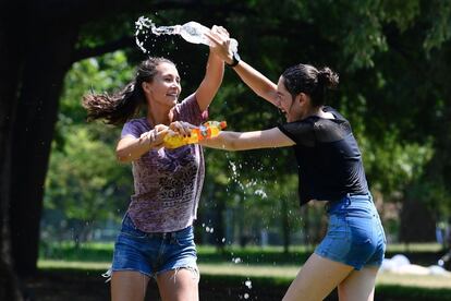 Dos jvenes se echan agua en un parque de Miln (Italia).