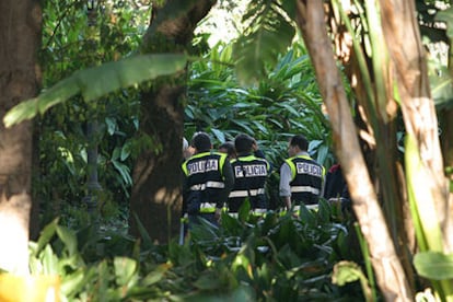 La policía inspecciona el lugar de la explosión en Málaga.