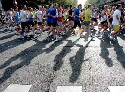 Corredores del Medio Maratón de Madrid recorren ayer las calles de la capital.