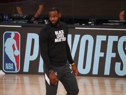 LeBron James, con el lema "Black lives matter" en la camiseta, antes de jugar la primera ronda de los Playoffs el 24 de agosto en la burbuja de Orlando.