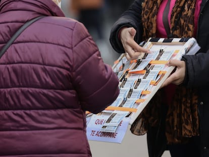 Una mujer compra un décimo de lotería a una vendedora ambulante, tres días antes del Sorteo de La Lotería del Niño, a 3 de enero de 2022, en Madrid, (España).