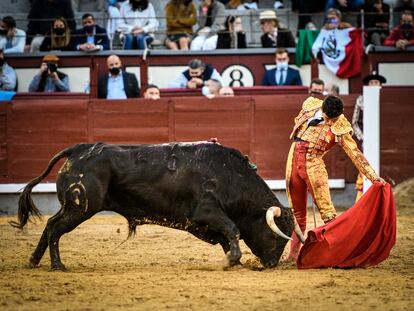 Isaac Fonseca torea al natural en su presentación en la plaza de Las Ventas.