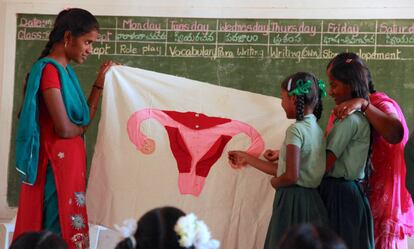 Una sesión de formación sobre la menstruación en India.