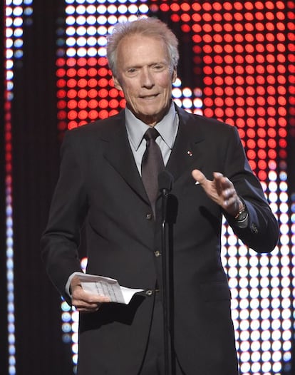 A los 55 años, Clint Eastwood se convirtió en alcalde de la pequeña ciudad californiana Carmel by the Sea. El actor y director, que en términos políticos siempre ha sido un robusto bastión del conservadurismo y ha apoyado a los republicanos, en los últimos años se define a él mismo como “libertario”. Ejemplo de ello es que el intérprete de ‘Harry el sucio’ apoya, entre otras políticas, el matrimonio homosexual y el aborto, ambas contrarias al partido que siempre ha representado.