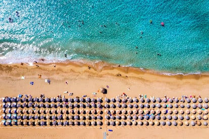 Playa de Falassarna (Creta, Grecia). Arena rosada, aguas cristalinas, montañas deslumbrantes, puestas de sol increíbles... Visitar esta playa griega es toda una experiencia visual. Una vez que se haya asimilado semejante belleza, toca relajarse en su suave arena o disfrutar de sus pintorescos chiringuitos. Es ideal para familias y cuenta con servicios gratuitos como baños y estacionamiento. De mayo a octubre es cuando la playa abre oficialmente, advierte la plataforma.
