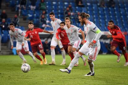 Sergio Ramos lanza el segundo penalti que erró este sábado ante Suiza en Basilea.