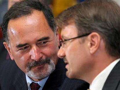 El presidente de Volkswagen, Ben Pischetsrieder (izquierda), y el ministro ruso de Economía, German Gref.