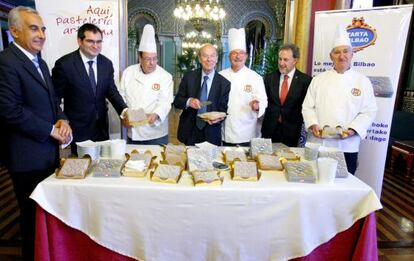 El alcalde de Bilbao, Ibon Areso (centro), recibe varias tartas como regalo del 714 aniversario de la villa.