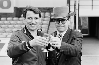 Elton John con el entrenador Graham Taylor (1944-2017) en 1984. Taylor fue el responsable de llevar a un equipo olvidado de nuevo a lo más alto.