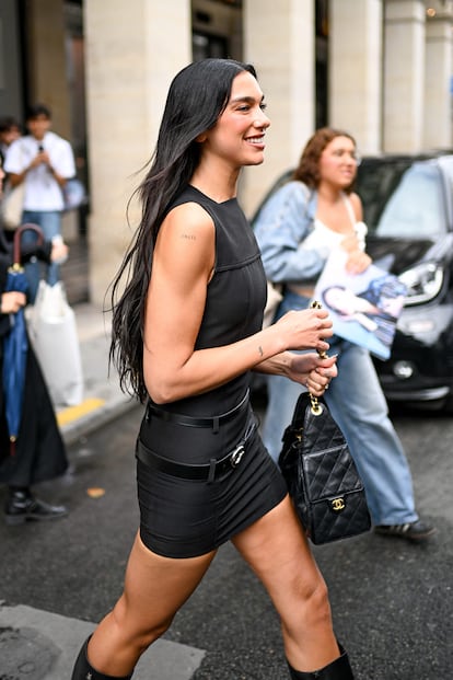 Lipa, que defiende el lema “work hard, play hard” como mantra vital, según ella misma ha afirmado en algunas entrevistas, confesó a la revista Rolling Stone cómo se siente cuando lee irónicos comentarios como un tuit que se pregunta si la cantante tiene casa o vive en vacaciones perpetuas. "Mientras haga mi trabajo, cumpla con los plazos y haga mis cosas, también buscaré la manera de relajarme. Trabajo duro y disfruto al máximo. ¿Por qué no?". En la imagen, durante su reciente escapada exprés a París en la semana de la alta costura. 