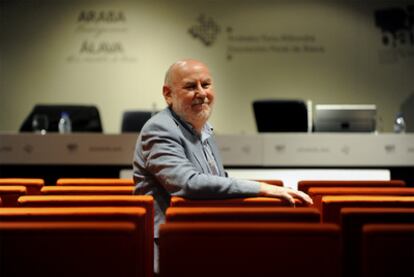 El catedrático de la Universidad de Barcelona Antoni Riera, ayer poco antes de ofrecer su conferencia en Vitoria.