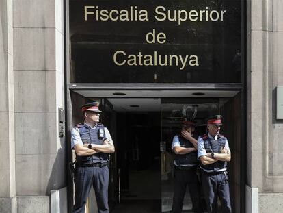 Tres agentes de los Mossos d'Esquadra, en la Fiscalia.