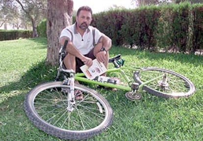 Guillermo Robles, con su bicicleta y su libro de rutas de montaña.