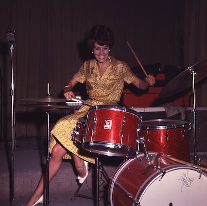 Concha Velasco tocando la batería, en 1964. 