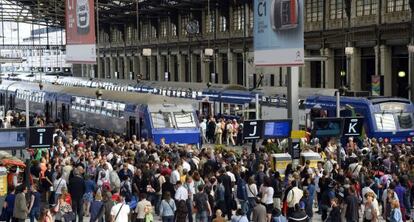 Cientos de pasajeros se concentran en la Gare de Lyon de Par&iacute;s.