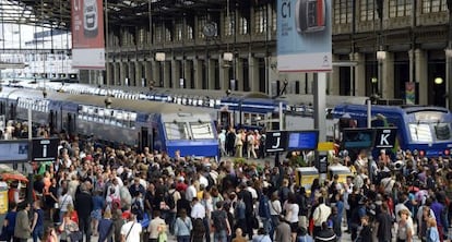 Cientos de pasajeros se concentran en la Gare de Lyon de Par&iacute;s.