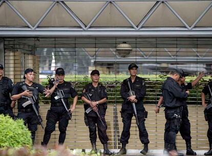 Los soldados del Gobierno han rodeado las principales puertas del hotel mientras civiles incluidos huéspedes y periodistas han sido evacuados antes del asalto militar.