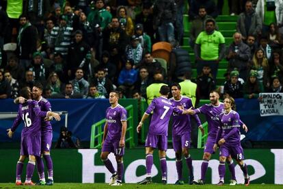 Karim Benzema celebra el gol de la victoria con sus compañeros.