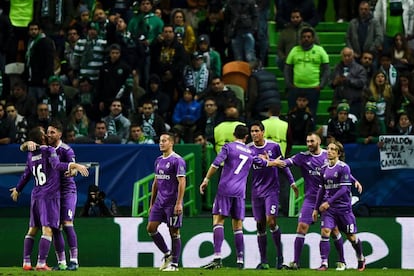 Karim Benzema celebra el gol de la victoria con sus compañeros.