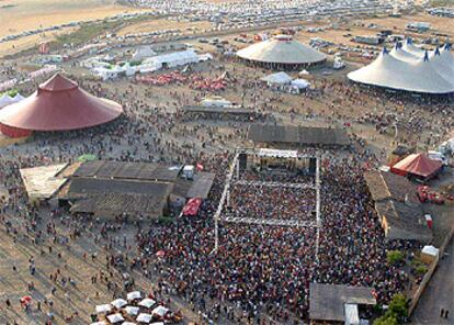 Aspecto del recinto del Desert Festival, en los Monegros, en la madrugada de ayer.