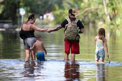 Una familia regresa a su hogar en Crystal River, Florida, inundado tras el paso del huracán 'Helene' en septiembre.