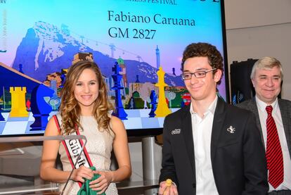 Fabiano Caruana, junto a Miss Gibraltar, Kayley Mifsud, y el ministro de Cultura, Steven Linares