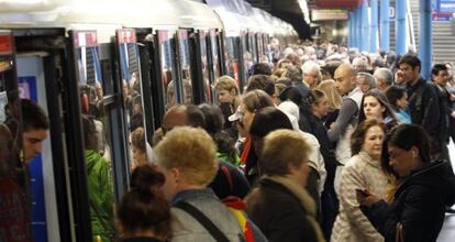 Usuarios del metro abarrotan los andenes de la estación de Príncipe Pío.