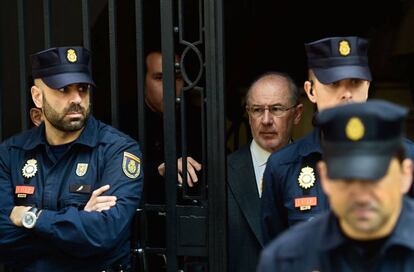 Rodrigo Rato, rodeado de policías en Madrid en abril de 2017.