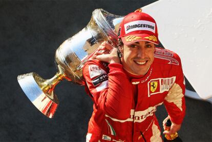 Fernando Alonso posa con el trofeo de ganador del Gran Premio de Bahrein 2010.