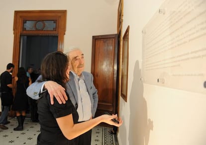 Gelman and Macarena look at a plaque dedicated to Mar&iacute;a Claudia.