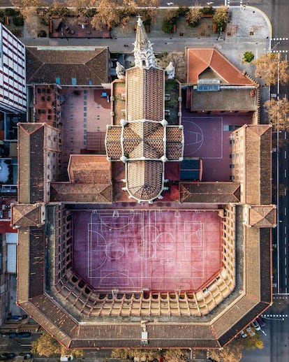 Vista aèria de la parròquia de Sant Francesc de Sales i el pati del col·legi Maristes La Immaculada.