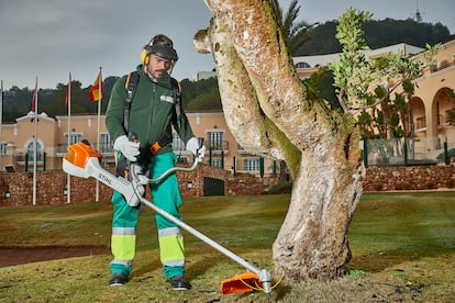 Un trabajador de Eulen desbroza una zona verde en una imagen cedida por la empresa.