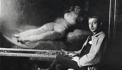 Manuel Arpe y Retamino, junto con 'La maja vestida', pintada por Goya, que el restaurador intervino antes de su marcha acompañando al Tesoro Artístico durante la guerra civil española. Desde 1922, Arpe y Retamino fue uno de los especialistas que velaron por la conservación del patrimonio del Museo del Prado.