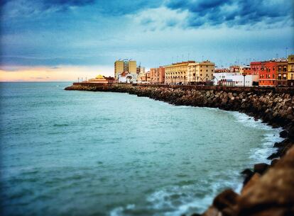 <i> "Cádiz es un barco situado en medio del mar y los vientos. Hasta las calles y las casas se construyen para enfrentarlos, canalizarlos y combatirlos. Todo eso está en el aire"</i>. La naturaleza y el paisaje desempeñan un papel importante como contrapunto a la acción en <i>El asedio</i>.