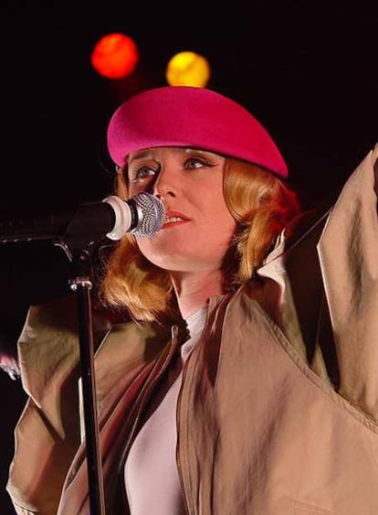 Róisín Murphy, exvocalista del grupo electro-pop Moloko, en la Sala Riviera de Madrid en 2007