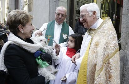 El Padre &Aacute;ngel, a la derecha, en las puertas de la iglesia madrile&ntilde;a de San Ant&oacute;n el d&iacute;a del santo.&nbsp;